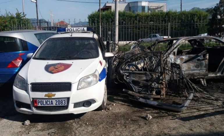 AKSIDENTI NE ELBASAN/ Përveç automjetit dhe shoferit që mbeti i vdekur në flakë edhe MAKINA E POLICISE (FOTO)