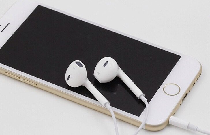 Apple në gjyq për shkak të kufjeve “të rreme”