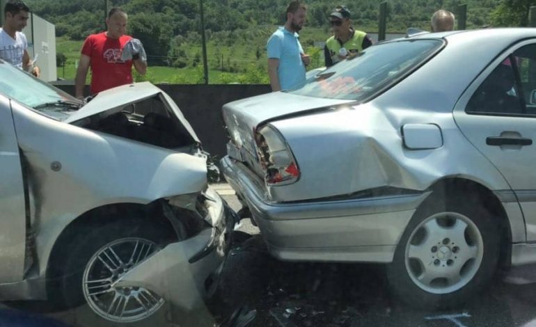 FOTO/ Aksident në autostradën Tiranë-Durrës, trafik kilometrik. Nuk dihet ende…
