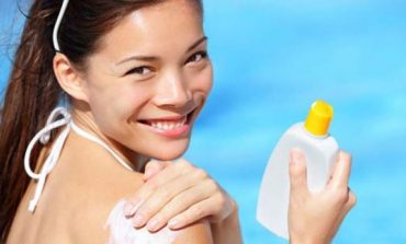 Këshilla nga dermatologët: Çfarë të bësh për lëkurën tënde pasi je "pjekur në diell"
