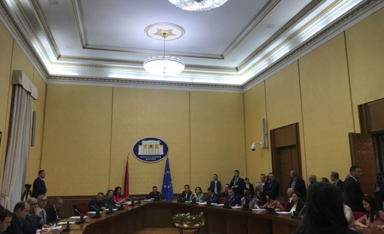 Tabaku: Deputetët e majtë të Komisionit të Ekonomisë ndihmuan Agron Xhafajn, me lojërat e fatit