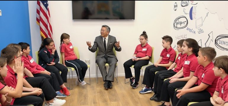 Cila është gjëja më e bukur e të qënit ambasador? Ja si përgjigjet Donald Lu