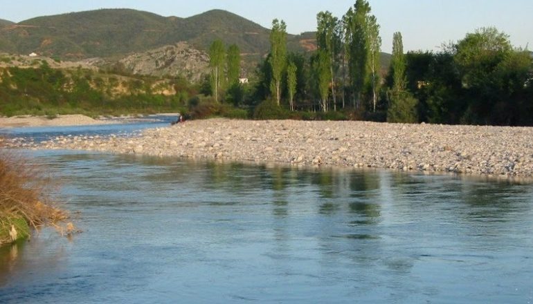 Një person gjendet një i mbytur në lumë në Shkodër, dyshohet se është punonjës policie (EMRI)