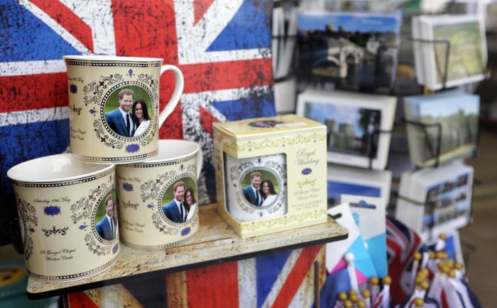 FOTO/ Londër, dasma e vitit, kartolina, flamuj, filxhanë me portretet e Harry dhe Meghan