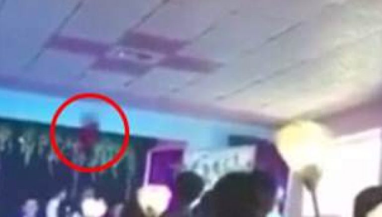 Nusja hedh buqetën me lule por shkakton një “katastrofë” (VIDEO)