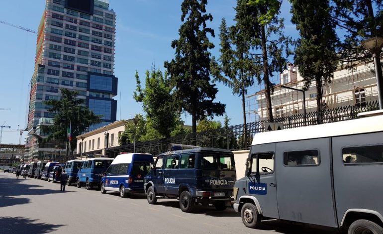 PROTESTA/ Policia rrethon kryeministrinë, protestuesit mblidhen poshtë zyrës së Xhafajt