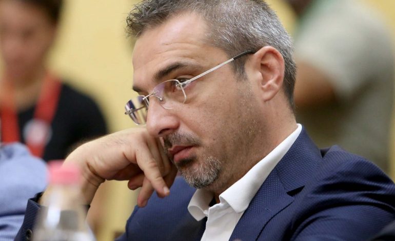 E FUNDIT/ Mediat e prisnin përpara shtëpisë, Tahiri ndodhej te Krimet e Rënda (VIDEO+FOTO)