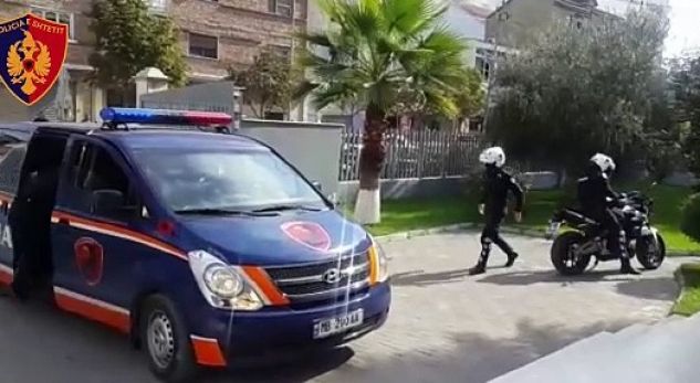 NËN EFEKTIN E ALKOOLIT/ “Të fortët” nga Durrësi përfundojnë në polici. Njëri prej tyre…