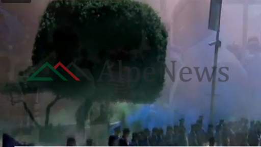 PROTESTA E OPOZITES/ Protestuesit vazhdojnë te sheshi “Skënderbej”, tymuese dhe vezë…