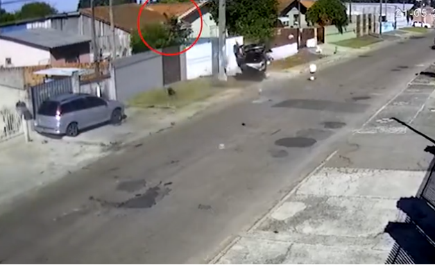 VIDEO/ Aksidenti i frikshëm: Shoferi fluturon disa metra në ajër, përfundon në… çatinë e një shtëpie