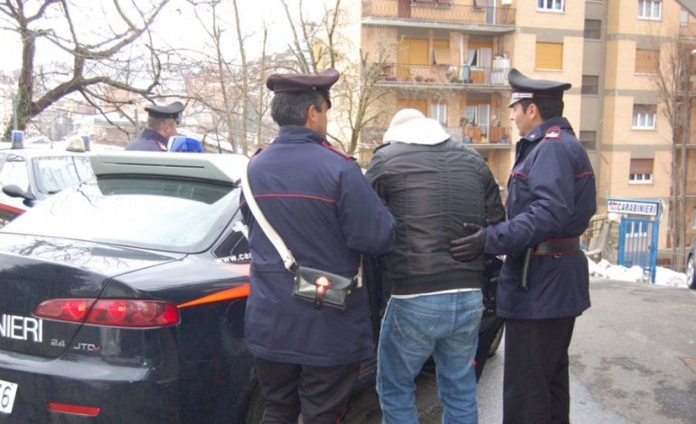 “KU*VE edhe 10 vjet burg të bëj, nuk ke shpëtim!” Shqiptari i turret të dashurës para policëve