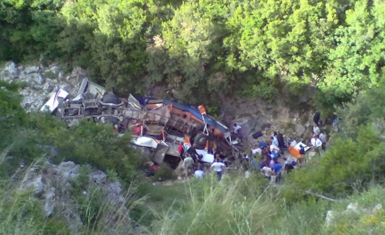 EKSPEDITA E VDEKJES/ Si sot 6 vjet më parë, si humbën 13 jetë në aksidentin tragjik të Himarës (PAMJET)