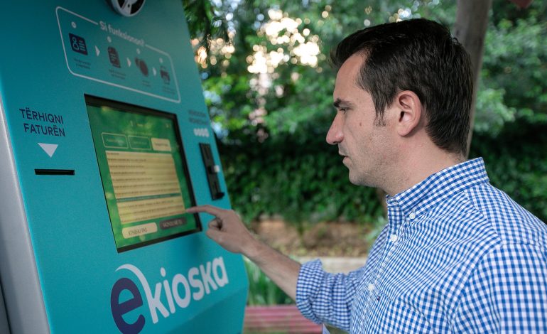 Fund radhëve të gjata për të marrë një dokument, nis shërbimi e-kioskë në Tiranë