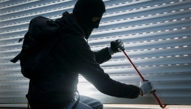 Vjedhje në bashkëpunim dhe dëmtim objektesh/ Policia vë në pranga “skifterët” e Kurbinit (EMRAT)