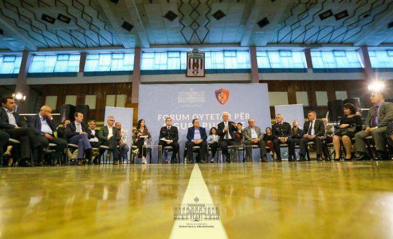 Forumi qytetar për siguri publike në Korçë/ Xhafaj: Krimi i organizuar cënon sigurinë kombëtare