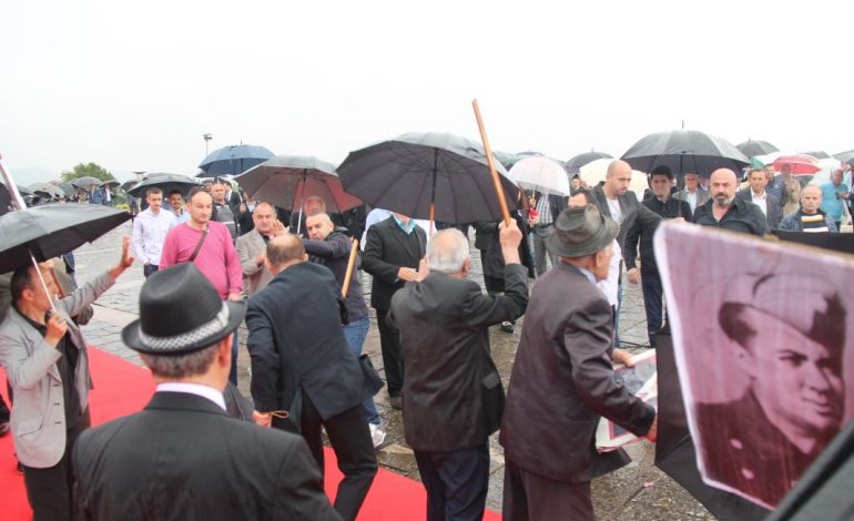 FOTO/ Shkopinj, grushte e sharje pas thirrjeve “Enver Hoxha”, momentet e sherrit te Varrezat e Dëshmorëve