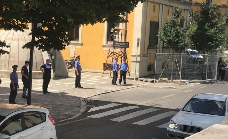 FOTOLAJM/ Protesta e PD, shtohen masat e sigurisë tek Ministria e Brendshme