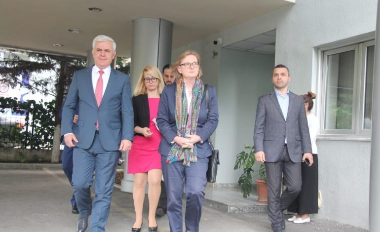 E PLOTË/ Ambasadorja Schutz takohet me ministrin Xhafaj: Lufta kundër krimit të organizuar prioritetet për në BE