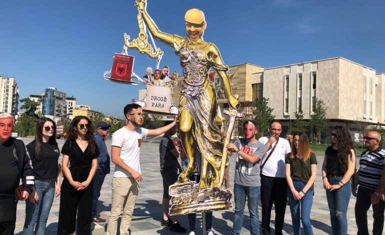 Protestuesit SJELLIN STATUJEN E DREJTESISE me portretin e Kryeministrit Rama