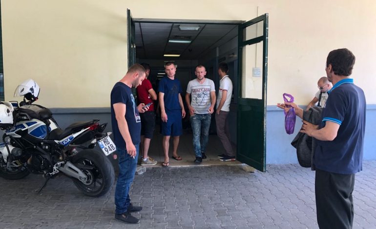 E FUNDIT/ HELMOHEN 13 punonjëse të një rrobaqepësie në Durrës, ndodhen në gjendje të rëndë