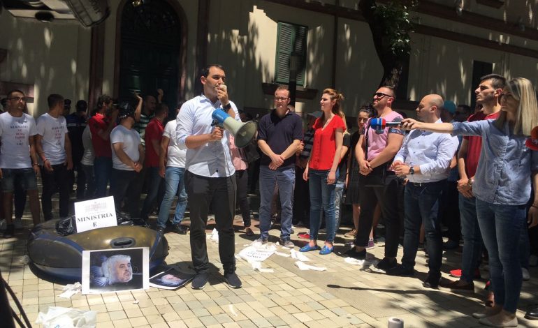 “Xhafa ik”, “të çojmë Ramën me azil politik”/ Të rinjtë e PD-LSI nuk do ndalin protestat. Zbulohet skenari për nesër