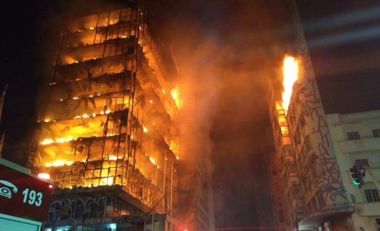 E frikshme, shikoni sesi zjarri shemb në pak minuta kullën 26-katëshe (VIDEO)