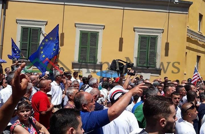 TENSIONET/ Protestuesit i bien të FIKËT, rrëzohet në tokë pas përplasjeve…