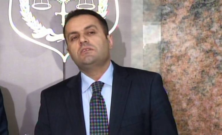 RISHFAQET ADRIATIK LLALLA/ Pas një viti “mungesë” ish kryeprokurori kthehet në Tiranë. Kapet me… (VIDEO)