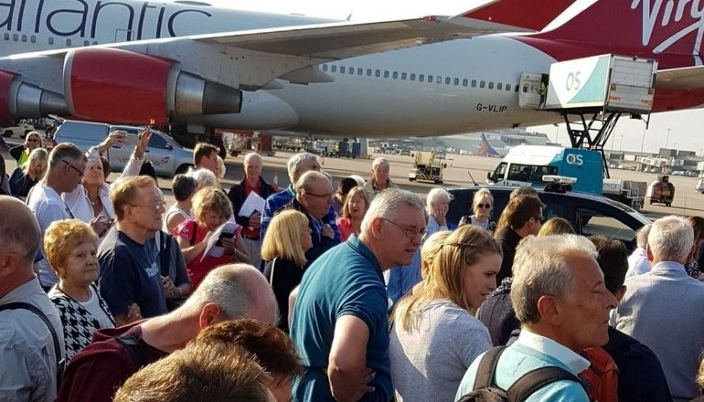 Panik në aeroportin e Manchesterit/ Plasaritet muri dhe tavani gjatë… (FOTO)