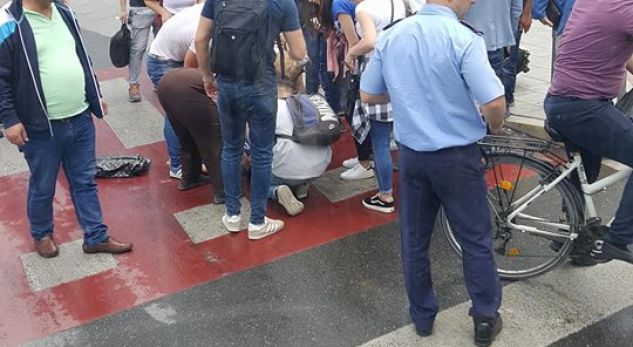 AKSIDENT NË TIRANË/ Makina PËRPLAS kalimtaren. Vajza… (FOTO)