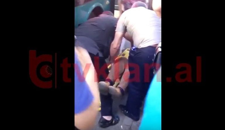 AKSIDENT NE TIRANE/ “E vrau, hidhini ujë…” Autobusi i Unazës përplas kalimtarin (PAMJET)