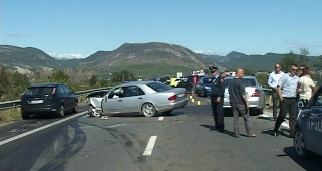 E FUNDIT/ Aksident në Rrugën e Kombit, përplasen 3 makina. Ka disa të plagosur (VIDEO)