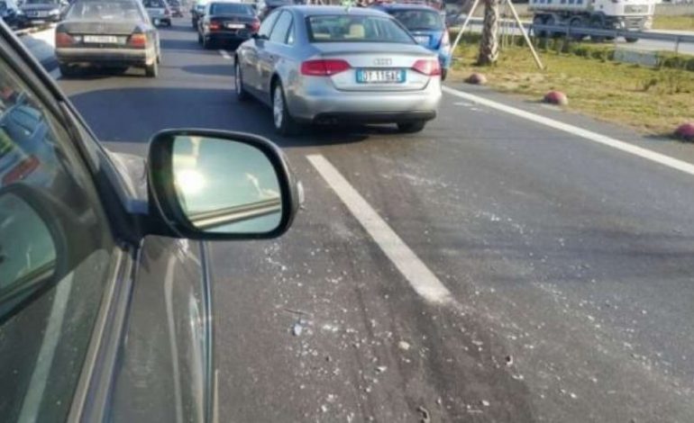 KAOS NË AUTOSTRADËN TIRANË-DURRËS/ Aksidentohen dhjetëra makina pas… (VIDEO)