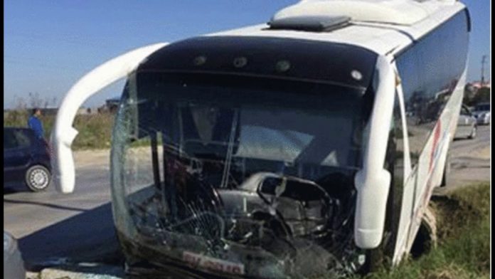 AKSIDENT NË ELBASAN/ Makina përplaset me autobusin, shoferi përfundon në spital