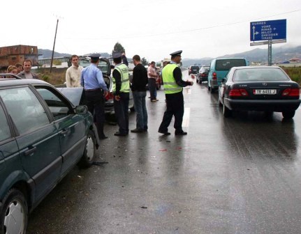 AKSIDENT NE FUSHE-KRUJE/ Përplasen tre makina, plagosen dy persona dhe bllokohet trafiku (PAMJET)
