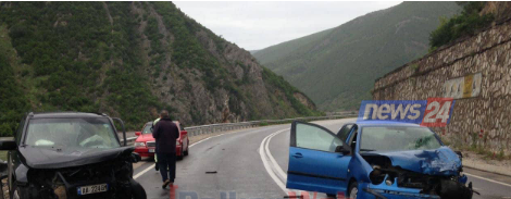 ELBASAN/ “Volkswageni” del në krah të kundërt dhe PËRPLAS mjetin tjetër. Dy të plagosurit…