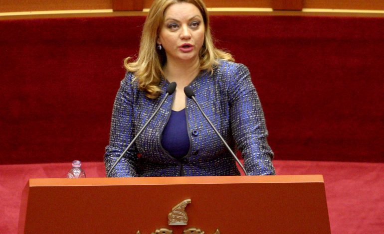 VIDEO/ Tension në Kuvend, i ndërpritet fjala Vokshit, opozita bllokon foltoren
