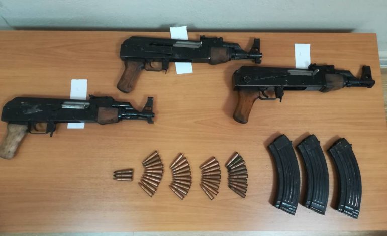 Çantën me KALLASHNIKOVË dhe FISHEKË/ Si u kap “MAT” 30 vjeçari shqiptar në kufi…