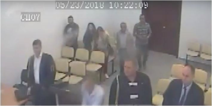ARRATISJA E MIKEL KASAJ NGA GJYKATA/ Ndalohen dy punonjësit e burgjeve, shoqëronin të pandehurin…