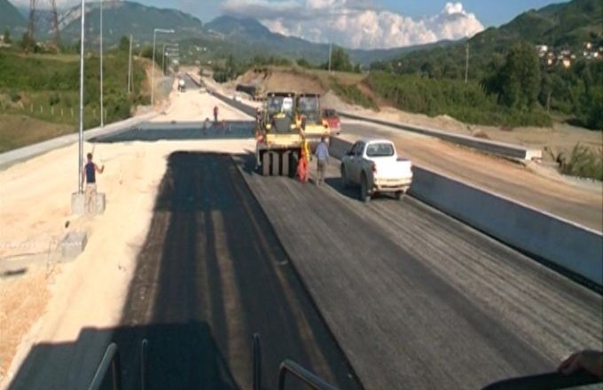 (FOTO) Abuzimet me tenderat në autostradën Tiranë-Elbasan/ Lirohet ish-drejtori i rrugëve