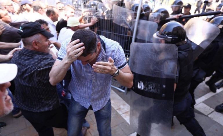Dalin pamjet, ky është momenti ku u PLAGOS në PROTESTË gazetari i njohur (FOTO)
