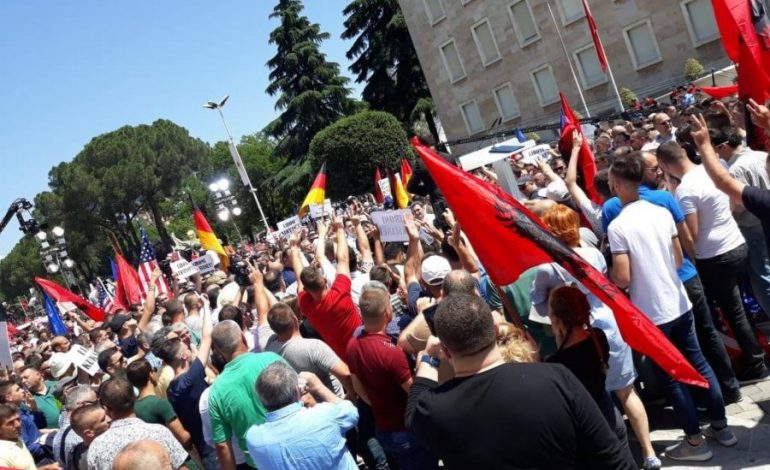 PROTESTA E OPOZITES/ Bulevardi mbulohet me flamuj të Gjermanisë dhe SHBA