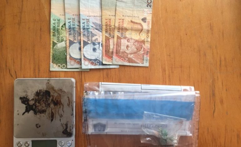 DROGEN DHE PESHOREN NE XHEP/ Arrestohet në flagrancë 22-vjeçari nga Berati shpërndante lëndë narkotike në… (EMRI)
