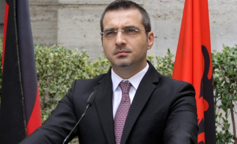LIVE/ DO PËRBALLEM ME DREJTËSINË, Saimir Tahiri i përlotur dorëzon mandatin e deputetit