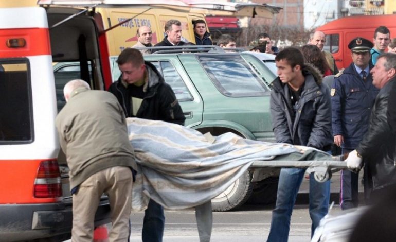 TRAGJIKE NË KAVAJË/ Vdes në shtëpi 46 vjeçari. DYSHOHET se kishte…