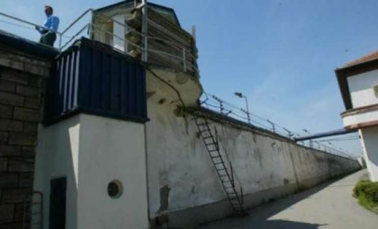 ALARM NE BURGUN E GREQISE/ Çmendet shqiptari, i vendos flakën dyshekut në qeli, arsyeja…