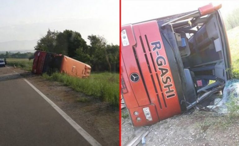 FOTO/ Del nga rruga dhe përmbyset autobusi në Kosovë: 12 shqiptarë të plagosur në spital
