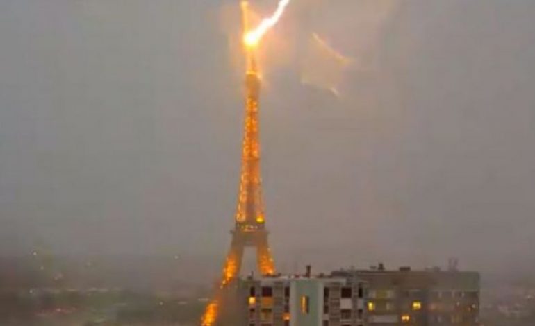Momenti i frikshëm kur rrufeja godet Kullën Eiffel në Paris (Video)