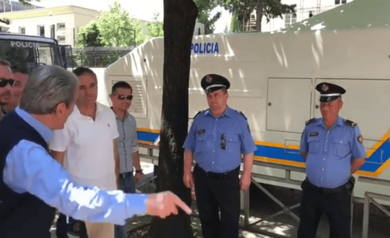 PROTESTA E OPOZITËS/ Berisha shkon tek POLICËT: Punë e mbarë o… (VIDEOLAJM)