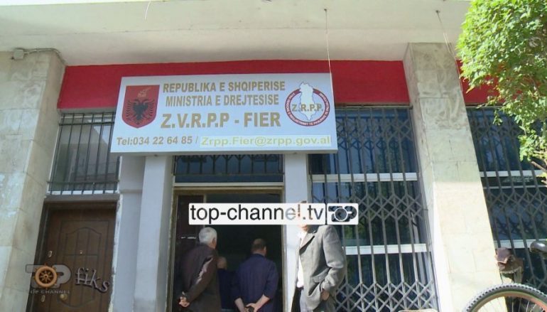 Shkarkohet nga detyra dhe kallëzohet penalisht juristi i Hipotekës në Fier, i mori qytetarit rryshfet